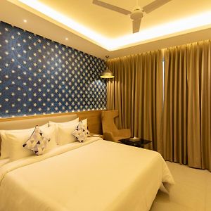 Executive Double Suite 1 Veg Platter Chef's Choice 2 complimentary pcs of Laundry Complimentary Soft Mini Bar 2 Complimentary Pints of Beer